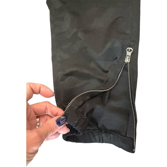 NWT Liverpool Crop Utility Pant with Zip, Black Camo - Picture 6 of 8